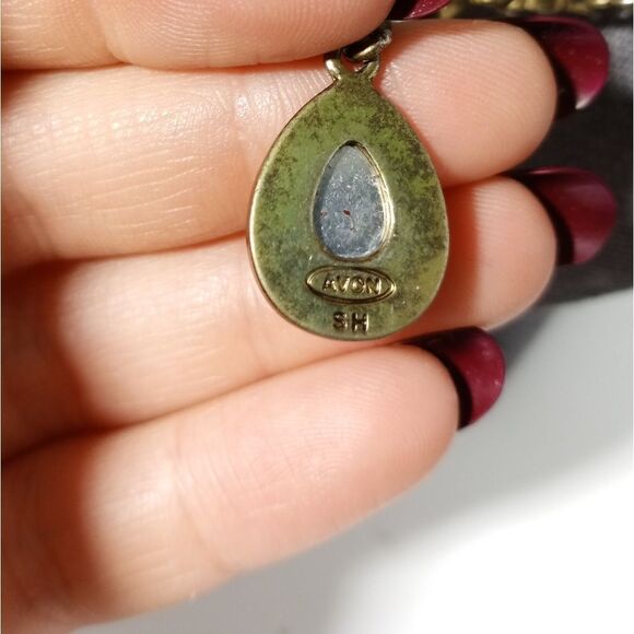 Gold tone teardrop necklace - Picture 4 of 5